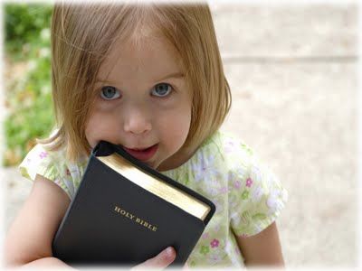 garotinha-com-biblia-pensamentos-de-cris